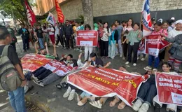 မြန်မာပြည်သူများနှင့် အတူရပ်တည်ရန် အာဆီယံကို ဆန္ဒပြတောင်းဆို (ဓာတ်ပုံ)